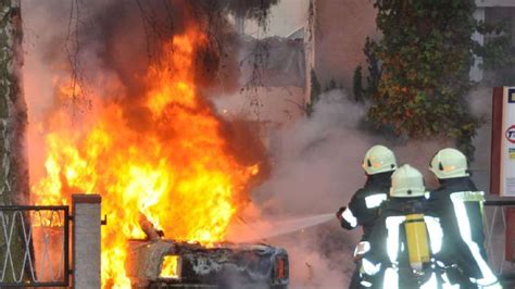 Brandserie Mehrere Mülltonnen und ein Auto in Flammen