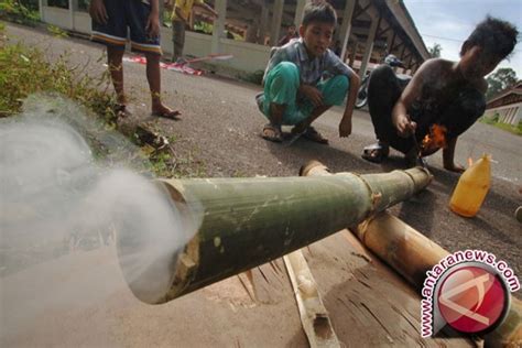 Warga Pangkalpinang Lestarikan Permainan Tradisional Meriam Bambu