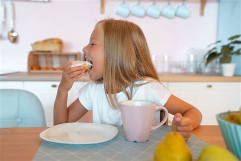 Joyeuse Famille Prenant Son Petit D Jeuner Dans La Cuisine La Jeune