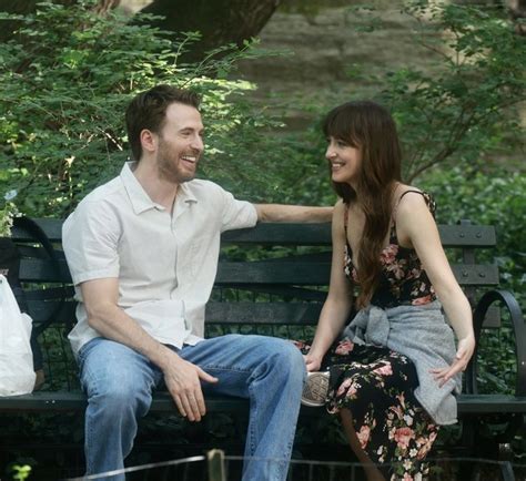 Intip Potret Chris Evans Dan Dakota Johnson Berbagi Pelukan Manis Di