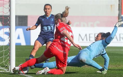 Benfica vence Famalicão e mantém distância de sete pontos para o