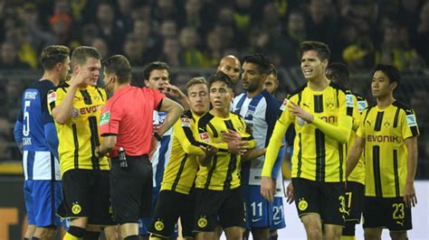 Borussia Dortmunds Emre Mor Wurde Nach Seiner Roten Karte Gegen Hertha