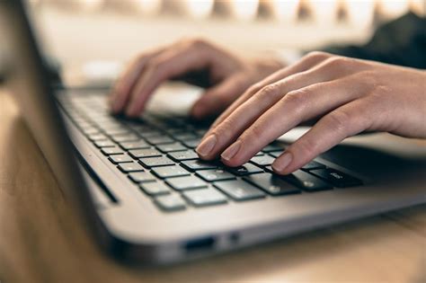 Manos de mujer trabajando en una computadora portátil Foto Premium