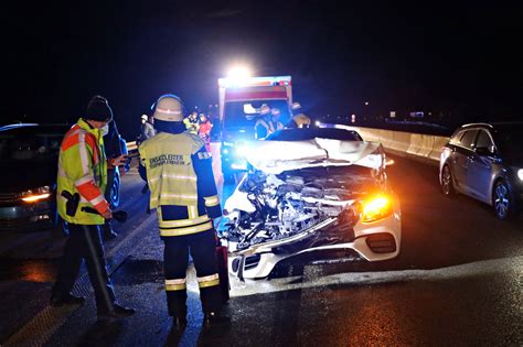 A96 Holzgünz Memmingen Mercedes fährt auf Lkw auf zwei