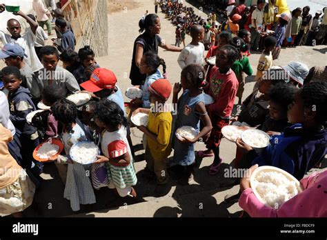 Madagascar Antananarivo Prêtre Catholique Par Pedro Opeka Akamasoa A