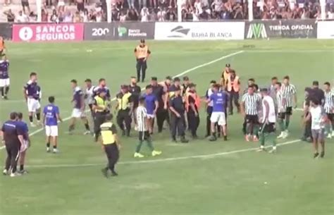 Batalla Campal En El Ascenso Peleas Entre Jugadores Golpes Al Árbitro