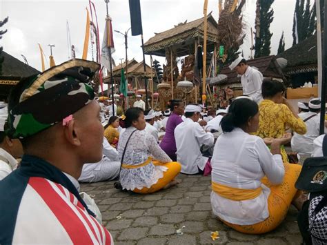 Keluarga Besar Umat Hindu Korem 163 Wira Satya Sembahyang Ke Pura