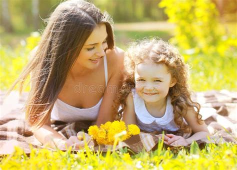 Lycklig Mamma Och Dotter Som Har Gyckel Fotografering För Bildbyråer