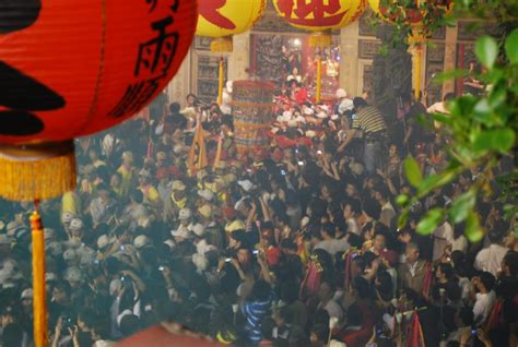 大甲媽祖八日深夜在信眾擁簇擁下展開九天八夜遶境