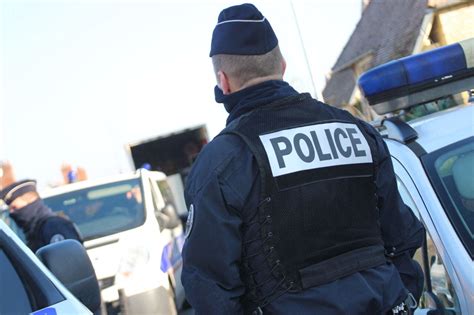 Essonne Il Se Masturbe Dans La Rue Devant Une Femme Avant De L