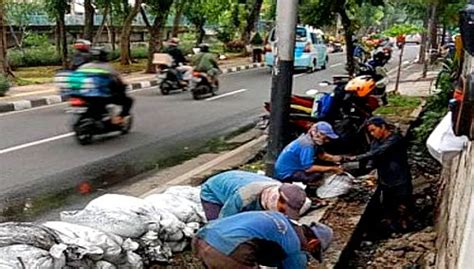 Capai 50 Persen Pengurasan Saluran Jl Rawa Kepa Utama • Online News