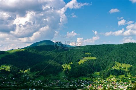 从山村顶部的美丽景色高清图片下载 正版图片506007135 摄图网