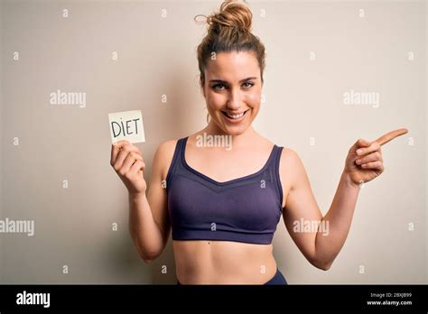 Jeune belle blonde sportswoman portant des vêtements de sport rappel de maintien avec le message