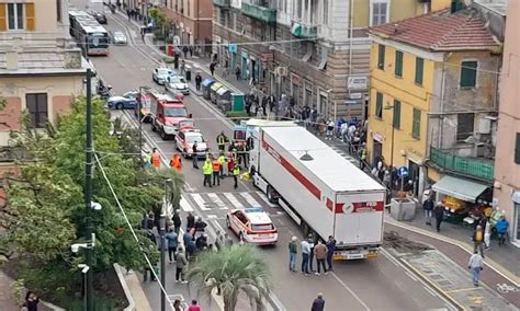 Genova Camion Investe Due Pedoni Morta Donna Grave 60enne