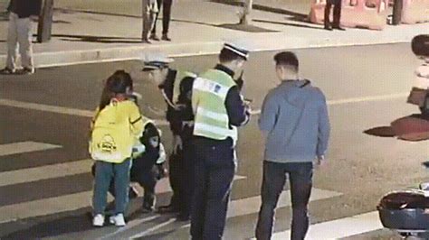 小女孩一瘸一拐向交警走来，结局很暖！ 热点 丽水在线 丽水本地视频新闻综合门户网站