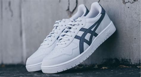 How to Clean White Trainers? | How To Cleaning Blog