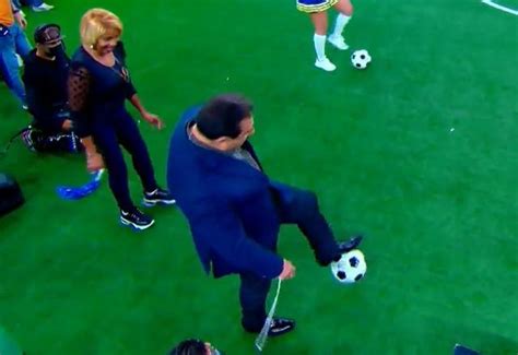 Sbt Tv Ratinho Arrisca Chute No Buraco Do Tonh O Durante O Gol Show