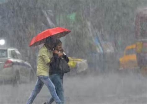 Rain In Kolkata রাত পোহালেই তুমুল বৃষ্টিতে ভিজবে কলকাতা আসছে