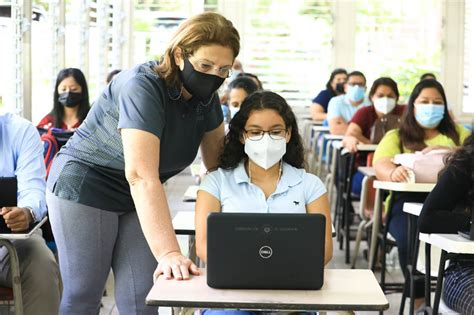 Gobierno entrega computadoras a estudiantes del Centro Escolar Católico