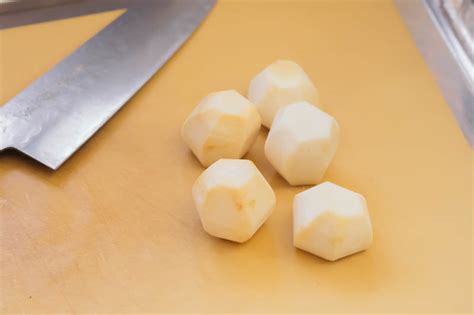 里芋の「六方むき」のコツ。調理メリットや縁起が良い理由も 季節の食材のhow To アマノフーズ公式ブランドサイト