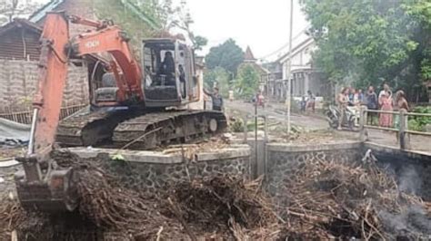 Pupr Jombang Normalisasi Sungai Untuk Cegah Banjir Di Musim Penghujan