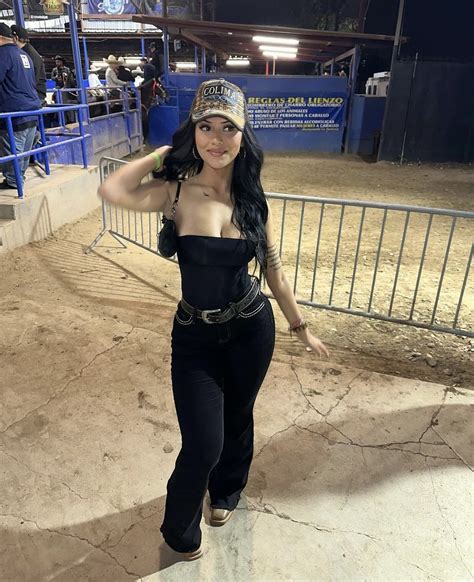 Pin By Andrea Leichman On Jaripeo In Latina Fashion Outfits