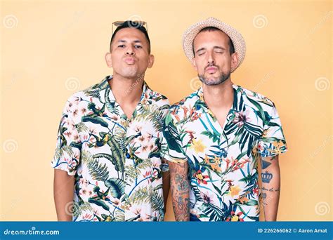Joven Pareja Gay De Dos Hombres Con Sombrero De Verano Y Camisa Hawaiana Mirando La Cámara