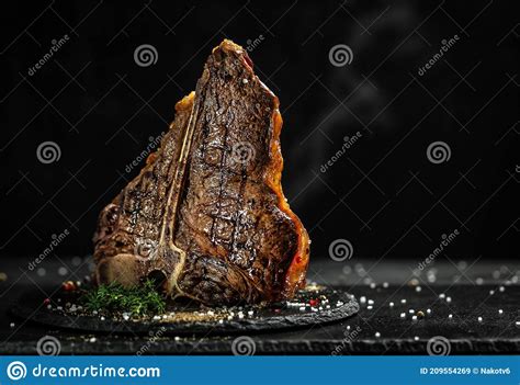 Bife De Ossos Grelhados Na Mesa De Pedra Bife Suculento Carne Rara