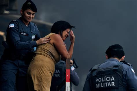 A Gazeta Criança leva tiro na cabeça ao brincar no pátio de escola em