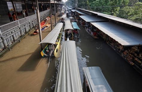 Premium Photo | Thailand, bangkok: 14th march 2007 - boats at the floating market - editorial