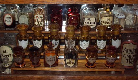 Разнообразие аптечной посуды во львовской аптеке-музее