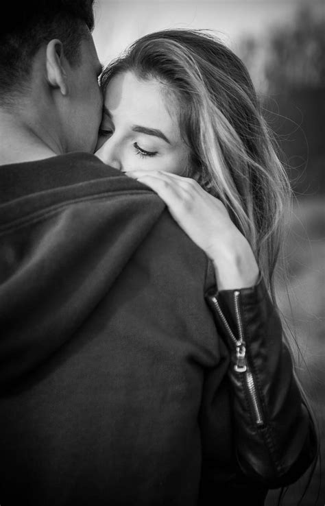 Online Crop Hd Wallpaper Man Kissing A Woman Portrait Couple Hug