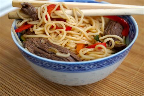 Nouilles asiatiques sautées au boeuf et aux légumes