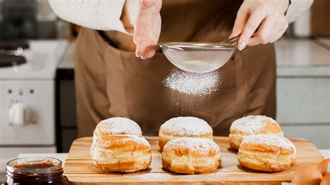 The Best Substitute For Powdered Sugar Is Already In Your Pantry