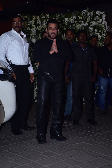 Viral Shah Rukh Khan Hugs Birthday Boy Salman Khan At Party Watch