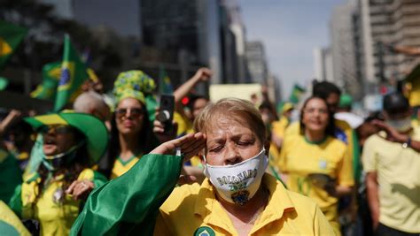 Videos Seguidores De Bolsonaro Intentan Invadir El Ministerio De Salud