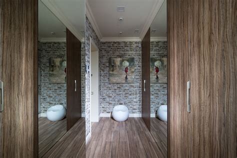 Ламинат на стене в интерьере прихожей: фотографии, как отделать стены