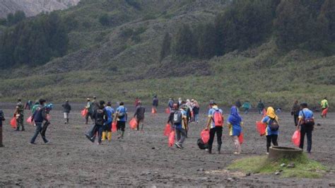 Tnbts Gelar Bersih Bersih Lautan Pasir Gunung Bromo Untuk Peringati Hari Peduli Sampah Nasional