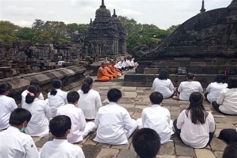 Umat Buddha Lakukan Puja Bakti Di Candi Sewu Satu Harapan