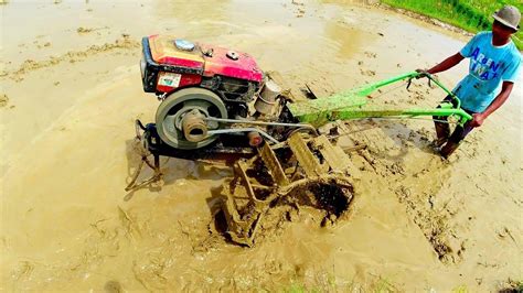 Traktor Sawah Traktor Dongfeng Bajak Sawah The Dongfeng Tractor Plows