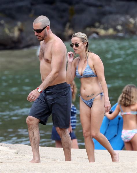 Reese Witherspoon On The Beach On Hawaii August 14 Reese Witherspoon Photo 24597931