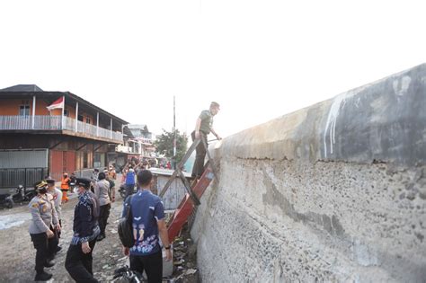 Pemkot Jakut Tutup Tanggul Laut Antisipasi Banjir Rob Di Kawasan