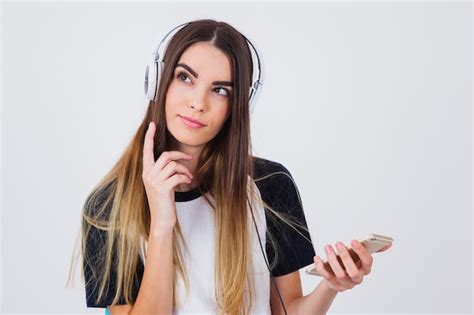 Chica Joven Teniendo Una Idea Mientra Escucha Música Foto Premium