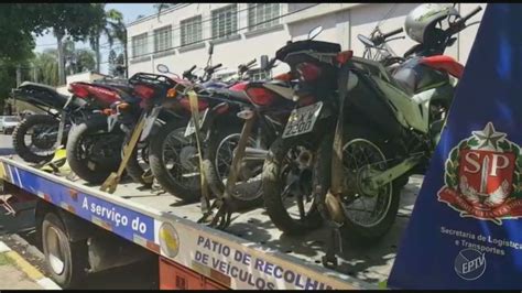 Criminosos roubam motocicletas e fazem vigia refém em pátio de