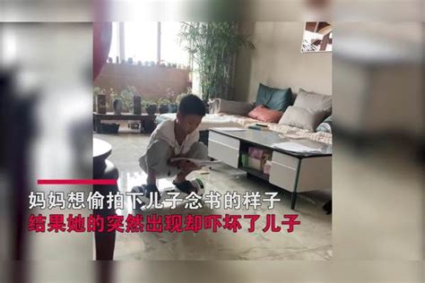 妈妈偷拍吓到儿子，儿子闭眼大哭不料上撞墙，网友：先笑为敬儿子网友妈妈