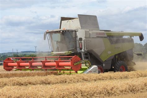 Claas Lexion Terra Trac Combine Harvester Cutting Win Flickr