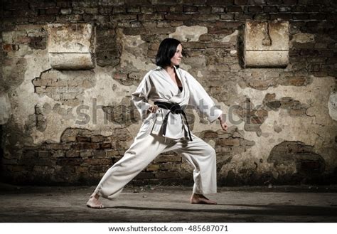 Hakuun Girl Doing Karate Exercise Grunge Wall Liittyvä Arkistovalokuva Muokkaa Nyt 485687071