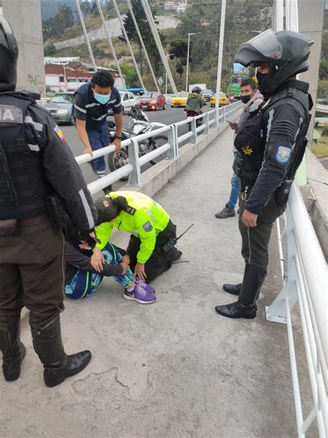 Polic A Ecuador On Twitter Oportuna Acci N Policial Evit Que Una