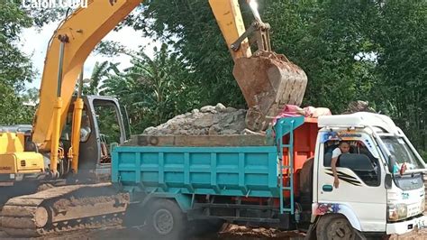 Mobil Dump Truk Isuzu Giga Amblas Saat Muat Tanah Timbunan Full Bak