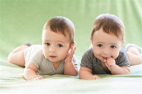 G Meos Rec M Nascidos Meninos Est O Deitados Na Cama Foto Premium